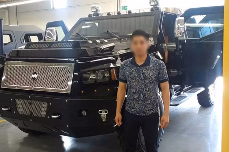 Trong những bức hình đăng lên là ảnh một nam giới người châu Á đứng chụp hình bên cạnh chiếc Knight XV. Địa điểm chụp là ở một bãi xe ở nước ngoài và là chiếc thứ 7 lăn bánh trên toàn thế giới.