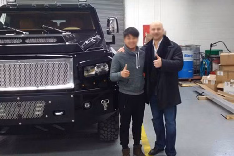 Thiết kế của Knight XV vô cùng ấn tượng, được lấy cảm hứng từ những xe quân sự đặc chủng. Xe dài tới 6 mét, rộng 2,44 mét, khoảng sáng gầm 355,6mm và tự trọng của xe lên tới 5,9 tấn.