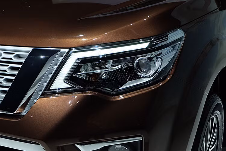 So với "người anh em chung nhà" Navara, Nissan Terra hoàn toàn mới chỉ có một số khác biệt trong thiết kế như cản va. Những bản trang bị cao cấp của Nissan Terra sẽ đi kèm đèn pha LED cùng một số chi tiết khác biệt.