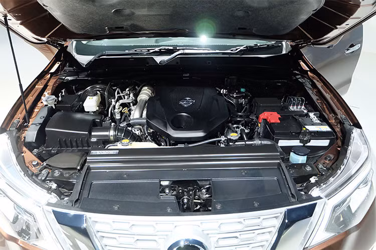 Nissan Terra 2018 ở Thái Lan được trang bị động cơ diesel 4 xi-lanh, tăng áp kép, dung tích 2,3 lít ra đời từ máy do Renault phát triển. Động cơ này tạo ra công suất tối đa 190 mã lực tại tua máy 3.750 vòng/phút và mô-men xoắn cực đại 450 Nm tại dải tua máy 1.500 - 2.500 vòng/phút. Sức mạnh được truyền tới bánh thông qua hộp số tự động 7 cấp.