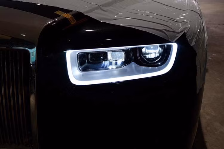 Rolls-Royce Phantom VIII tại Campuchia có nội thất đỏ đun khá "sexy", chiếc còn lại bọc màu da bò. Dù có "nội y" màu gì, khoang hành khách phía sau của 2 chiếc Rolls-Royce Phantom thế hệ thứ 8 này đều có khoảng duỗi chân cực kỳ rộng rãi cho hành khách do thuộc bản EWB. Giữa 2 hàng ghế sau vẫn là các trang bị quen thuộc như tủ lạnh mini, 2 chai rượu, ly cao cấp.