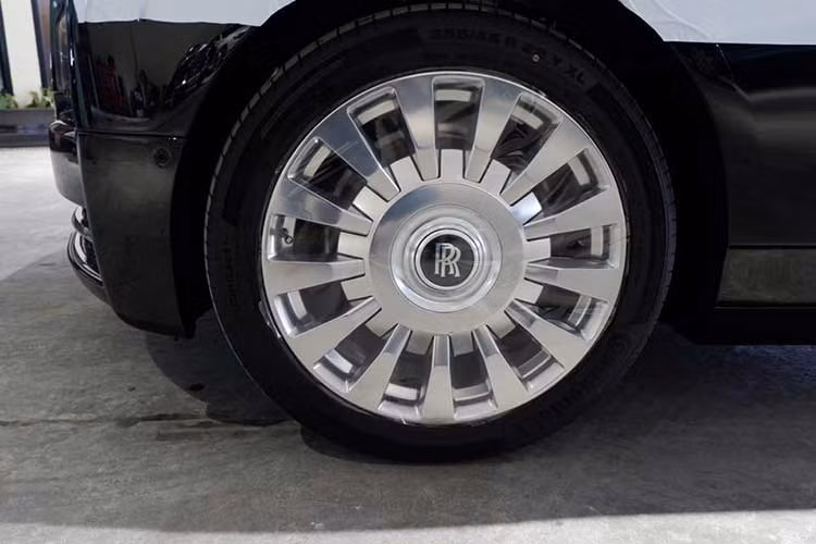 Chưa hết, bên trong khoang lái của Rolls-Royce Phantom VIII cũng được thiết kế lại với điểm nhấn là bảng táp-lô được trang trí chi tiết mang tên gọi The Gallery khá thú vị. Mẫu xe siêu sang này cũng được trang bị 2 màn hình màu TFT 12,3 inch.