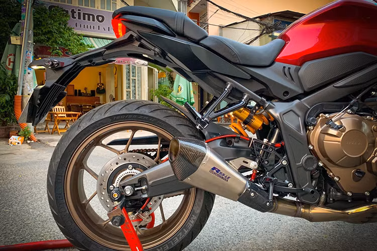 Honda CB650R được trang bị động cơ 4 xy-lanh 649 cc cho công suất 93,8 mã lực tại vòng tua 12.000 vòng/phút và mô-men xoắn tối đa 64 Nm tại vòng tua 8.500 vòng/phút. Để phát huy uy lực của động cơ ''4 máy'' này, chủ xe đã trang bị hệ thống ống xả full system Yoshimura R55 Le Carbon đi kèm bộ cổ titanium.