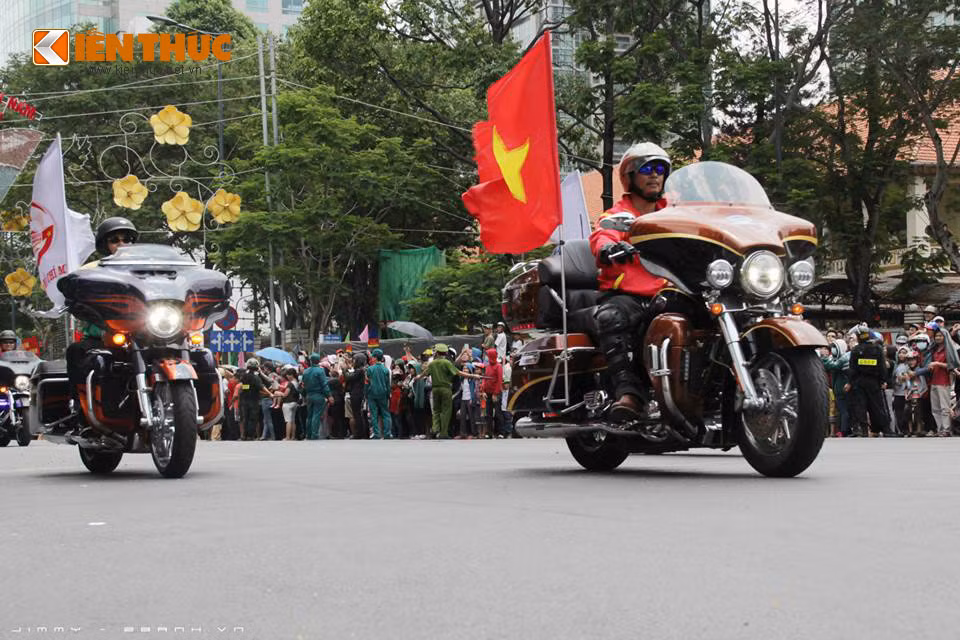 Đội trưởng Clb H.O.G. Sài Gòn dẫn đầu đoàn xe Harley-Davidson tham gia hỗ trợ dẫn đoàn từ Bảo Lộc về đến TP HCM.