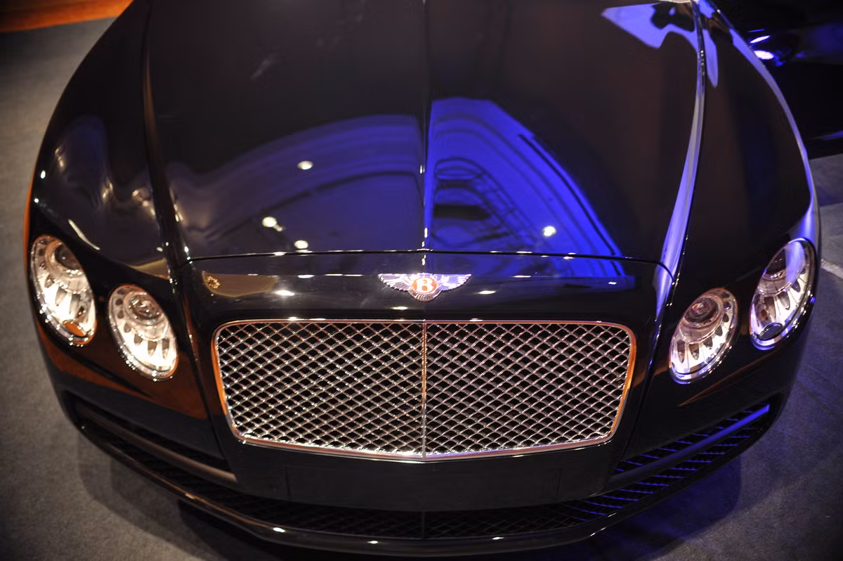 Chiếc Bentley Flying Spur V8 bàn giao cho khách hàng tại Hà Nội vừa qua sở hữu màu sơn ngoại thất đen Beluga và nội thất cũng mang tông đen với những chi tiết điểm nhấn bằng chỉ thêu màu vàng đầy "sang chảnh".