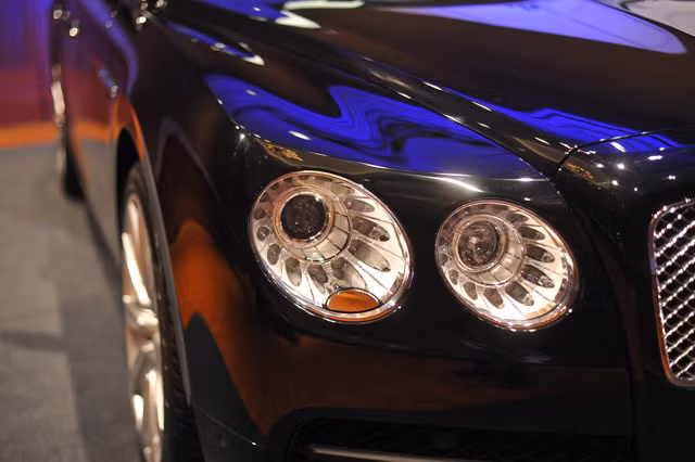 Bentley Flying Spur là mẫu xe siêu sang được sản xuất thủ công ở Crewe - đại bản doanh của hãng xe Anh Quốc. Những nghệ nhân tại nhà máy ở Crewe phải mất hơn 130 giờ để lắp ráp hoàn thiện một chiếc xe với tuỳ chọn 100 màu ngoại thất, 17 màu da nội thất, 8 màu gỗ...