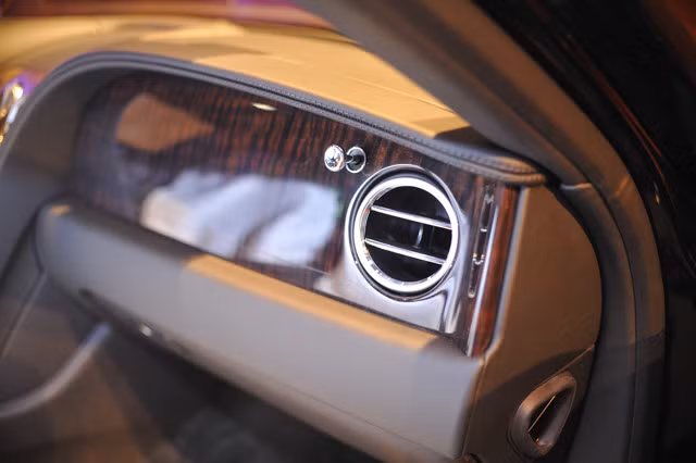Bentley Flying Spur V8 trang bị động cơ 507 mã lực, 660Nm, tốc độ tối đa gần 300km/h. Chiếc xe này được khách hàng đặt mua và nhập về trước thời điểm áp dụng luật thuế tiêu thụ đặc biệt mới.