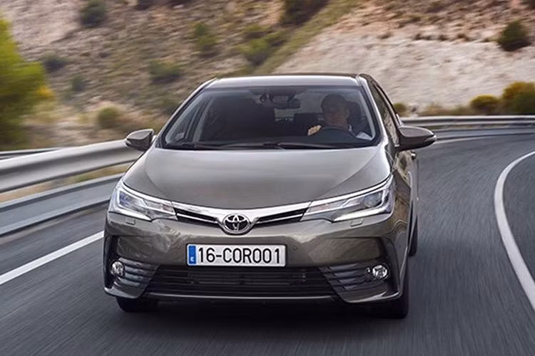 Với mức giá dao động như vậy, trên phiên bản Corolla 2017 mới cũng sở hữu thiết kế thay đổi một chút. Vành xe đã được làm mới với loại khác, camera lùi đã trở thành trang bị cơ bản nhất cho tất cả các phiên bản của dòng xe giá rẻ này.