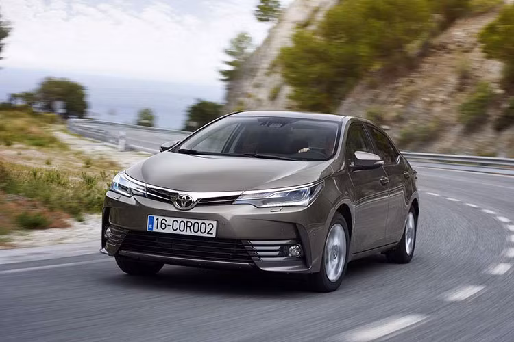 Ngoài dòng xe sedan, Toyota còn đưa ra giá cho phiên bản hatchback có tên là Corolla iM 2017 với những nâng cấp về an toàn. Động cơ của phiên bản này là loại 1.8L cho công suất 137 mã lực. Giá khởi điểm của xe Corolla iM là từ 19.615 USD cho tùy chọn số sàn và 20.355 USD cho số tự động vô cấp.