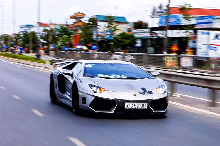 Hiện vẫn chưa rõ chiếc Lamborghini Aventador LP700-4 DMC tại showroom siêu xe ở TP HCM có phải do ông Đặng Lê Nguyên Vũ đã bán lại hay chỉ đem đến bảo dưỡng? Được biết, giá của siêu xe này được bán ra chính hãng tại Việt Nam khoảng hơn 20 tỷ đồng, tuy nhiên do sở hữu gói độ "khủng" nên mức giá của nó còn có thể cao hơn rất nhiều.