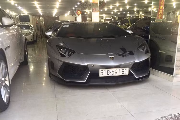 Mới đây, siêu xe Lamborghini Aventador LP700-4 độ body kit DMC độc nhất vô nhị tại Việt Nam bất ngờ bị bắt gặp xuất hiện tại công ty nhập khẩu xe sang tư nhân quận 5, TP HCM. "Siêu bò" này được ông Đặng Lê Nguyên Vũ, Chủ tịch của Trung Nguyên mua vào tháng 4/2018.