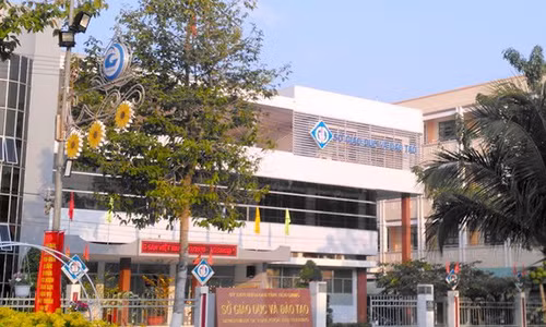 Khoi to can bo So GDDT nhan tien hua 
