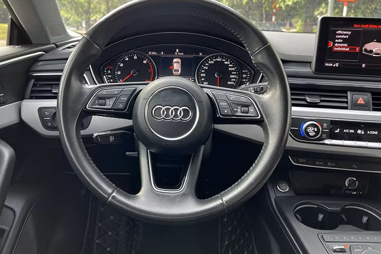 Bảng táp-lô của Audi A5 Sportback cũng có thiết kế không đổi so với A4, với các tùy chọn như đèn chiếu sáng thông minh và bảng đồng hồ kỹ thuật số Virtual Cockpi với màn hình hiển thị đa thông tin 12,3 inch. Hệ thống thông tin giải trí sử dụng một màn hình 8,3 inch trên bảng táp-lô, điều khiển bằng touchpad hay núm xoay trên bệ trung tâm.