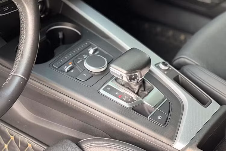 Phiên bản Audi A5 Sportback giới hạn về Việt Nam phục vụ cho hội nghị cấp cao APEC 2017 sẽ được trang bị động cơ 2.0 TFSI và hệ dẫn động quattro được cải tiến trên Audi A5 mới. Động có này sẽ có công suất mạnh mẽ hơn và hiệu quả hơn hẳn so với phiên bản từng ra mắt trước đây. 