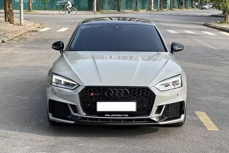 Vào thời điểm ra mắt mẫu A5 Sportback 2017 thế hệ hoàn toàn mới được phân phối chính hãng tại Việt Nam với giá khoảng hơn 2,5 tỷ đồng. Còn giá xe Audi A5 Sportback 2.0 TFSI Quattro đời 2017 hàng hiếm này đang được rao bán tại sàn xe cũ Hà Nội ở mức khoảng hơn 1 tỷ đồng. 