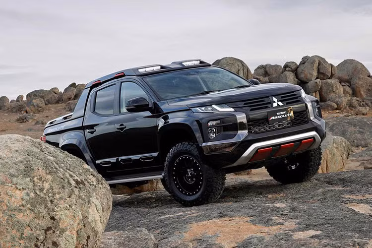 Điểm nhấn đầu tiên của Mitsubishi Triton Absolute 2019 chính là hệ thống treo nâng cấp giúp gầm xe được nâng cao thêm 50 mm so với bản tiêu chuẩn. Bên cạnh đó, Mitsubishi Triton Absolute 2019 còn được trang bị bộ mâm beadlock hợp kim màu đen, nằm trong lốp đa địa hình Falken.