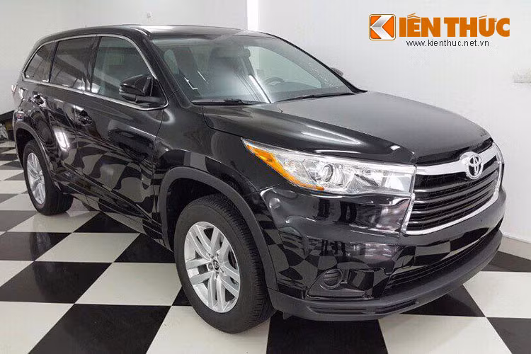 Được sản xuất từ năm 2000 cho đến nay, phiên bản mới Toyota Highlander 2016 xuất hiện tại Hà Nội sở hữu chiều dài 4.854 mm, rộng 1.925 mm và cao 1.730 mm, tăng một chút so với thế hệ trước. Trong khi đó, trục cơ sở vẫn giữ ở mức 2.789 mm.