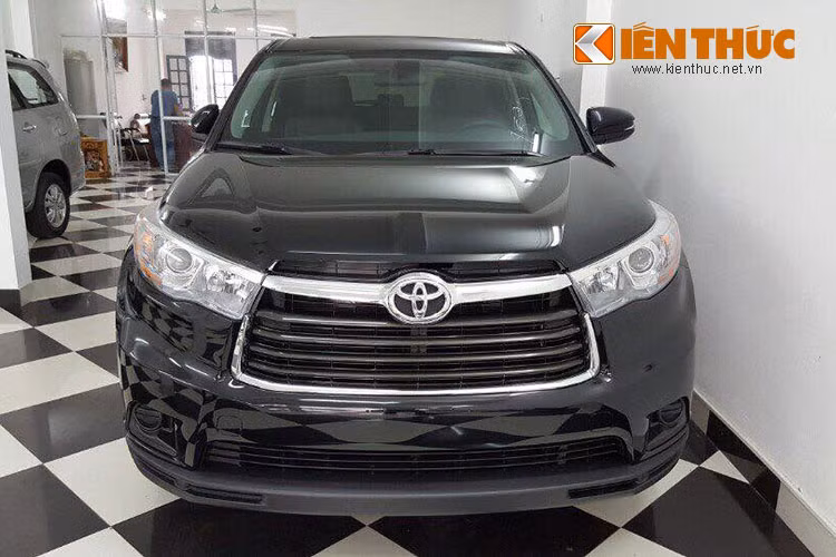 Kiểu dáng mới của dòng SUV này được đánh giá tích cực hơn so với những thế hệ trước. Phần đầu xe bắt mắt với lưới tản nhiệt hình thang. Cụm đèn pha thiết kế nhỏ nhắn và tạo tính liền mạch khi kết hợp cùng thanh mạ chrome trên lưới tản nhiệt.