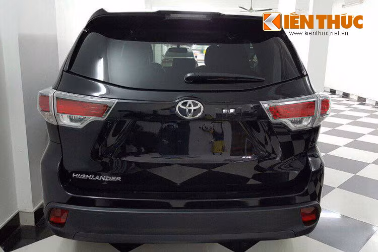Đuôi xe được thiết kế vuông vức và khá lớn, dàn đèn hậu của xe được thiết kế lồi ra với những đường vuốt ôm sát vào thân xe tạo lại hình dáng mang tính khí động học và mềm mại hơn cho mẫu SUV từng được xem là khá "cứng ngắc" này.