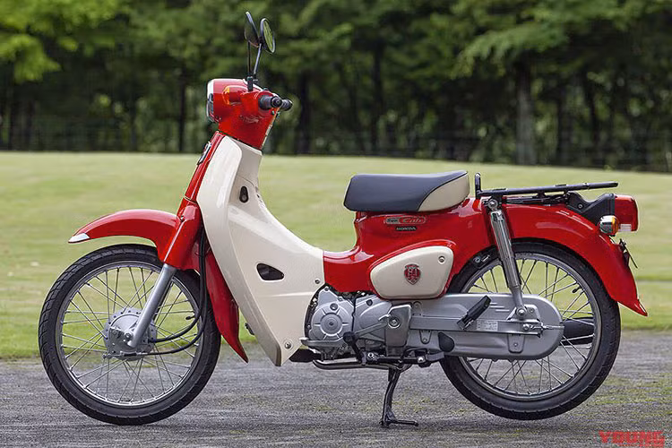 Hệ thống treo của xe thiết kế bao gồm phuộc ống lồng trước và giảm xóc đôi sau. Xe được trang bị mâm 17 inch sử dụng phanh dạng tang trống trên cả hai bánh. Kích thước tổng thể của Honda Super Cub 2018 phiên bản đặc biệt này vẫn không thay đổi bao gồm; 1.775 mm dài, 660 mm rộng, 960 mm cao.