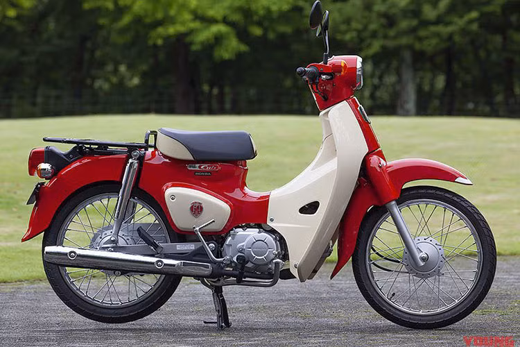 Ở phiên bản 110, thiết kế cơ bản của xe được giữ nguyên với giàn vỏ quen thuộc, sự tay đổi ở phiên bản kỉ niệm là cặp gương tròn cổ điển, bộ màu thân vỏ mang tông màu đặc trưng của Honda là đỏ và trắng, yên được làm yên solo và baga sau làm tăng vẻ cổ điển của xe.