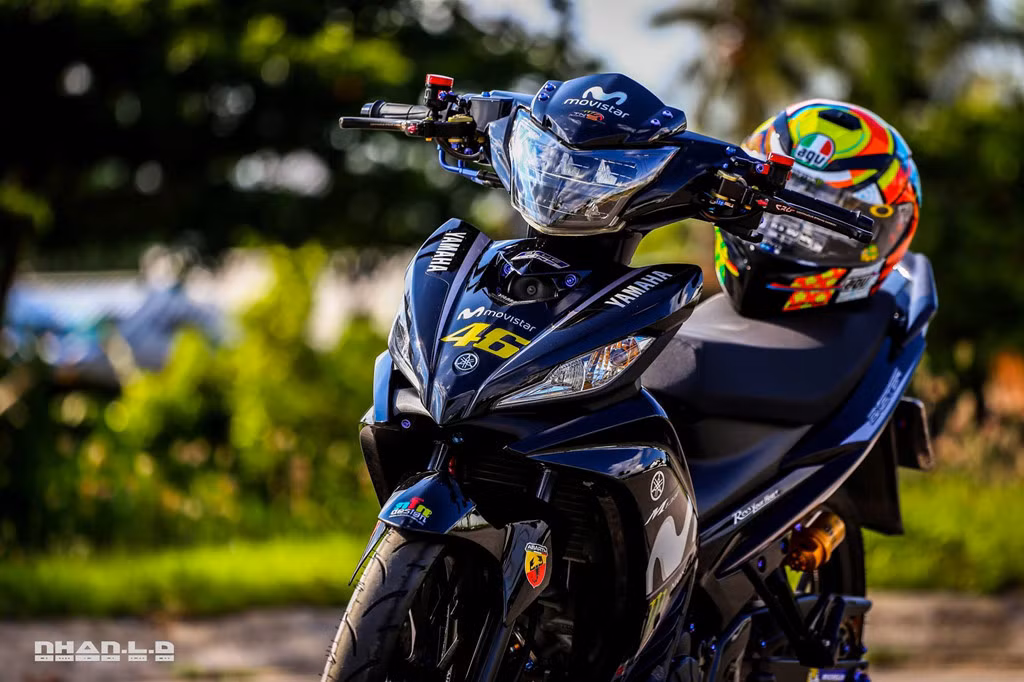 Chiếc Yamaha Exciter 135 trong bài viết thuộc sở hữu của một chủ cửa hàng độ xe ở Cần Thơ. Xe đã được làm mới nhiều chi tiết ở ngoại hình với ốp đầu, mặt nạ, và đèn demi của Exciter cho thị trường Malaysia, bên cạnh bộ tem Movistar và lấy điểm nhấn từ các món đồ chơi đắt tiền.