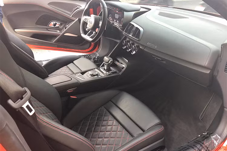 Đằng sau xe có hốc gió cỡ lớn, cản va kiểu mới và đèn hậu dạng LED. Ngoài ra, Audi R8 V10 Plus 2016 còn được trang bị cánh gió bằng sợi carbon cố định ở đuôi xe. Nội thất của xe ấn tượng với vô-lăng thiết kế 3 chấu thể thao, tích hợp nhiều phím chức năng. Ghế ngồi bọc da cao cấp với điểm nhấn là các đường viền chỉ màu đỏ ấn tượng.