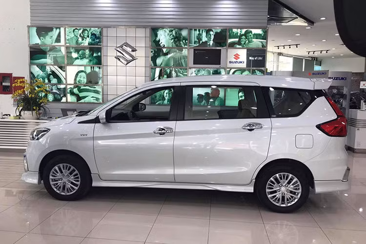 Về ngoại hình so với phiên bản trước đó, Ertiga mới có thiết kế góc cạnh hơn với cụm đèn pha projector hình thang và lưới tản nhiệt hình lục giác mới. Cản trước cũng được làm lại theo phong cách thể thao hơn với viền hình chữ C bao quanh khe hút gió ở chính giữa. Phía sau xe được trang bị cụm đèn hậu hình chữ L cùng với cột D được sơn đen.