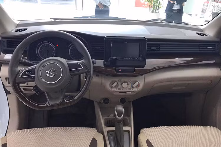 Bên trong nội thất của xe, bảng táp-lô được thiết kế với các đường kẻ ngang và hệ thống giải trí thông tin nổi. Vô-lăng 3 chấu kế thừa từ mẫu Swift mới, hai ghế trước được thiết kế với hai tông màu be và nâu. Ngoài ra, các trang bị nổi bật khác như; cổng sạc 12V cho ghế trước/sau, đầu cắm USB và audio, 4 loa và cảm biến lùi...