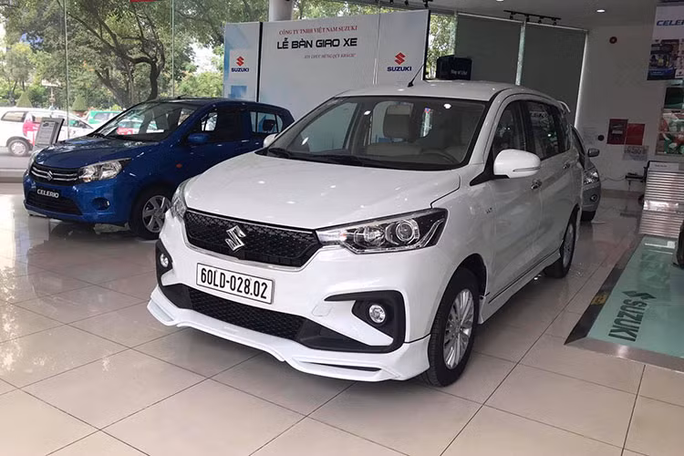 Theo thông tin từ phía đại lý, mẫu xe giá rẻ Suzuki Ertiga 2019 sắp bán ra tại Việt Nam sẽ có 4 phiên bản là GA, GL, GX và GX ESP. Trong đó, tên bản cao cấp nhất có thêm chữ ESP đồng nghĩa với việc có thêm hệ thống cân bằng điện từ mà 3 bản còn lại không được trang bị.