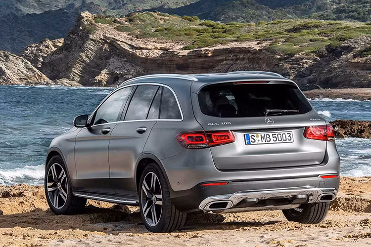 Ngoài ra, trên nắp capô của Mercedes-Benz GLC 2020 cũng có những đường dập gân giống GLE. Trong khi đó, cản trước tái thiết kế của xe lại giống với người anh em GLA nâng cấp. Tiếp đến là cụm đèn pha khác biệt tích hợp dải đèn LED định vị ban ngày mang đến sự mới mẻ cho Mercedes-Benz GLC nâng cấp. 