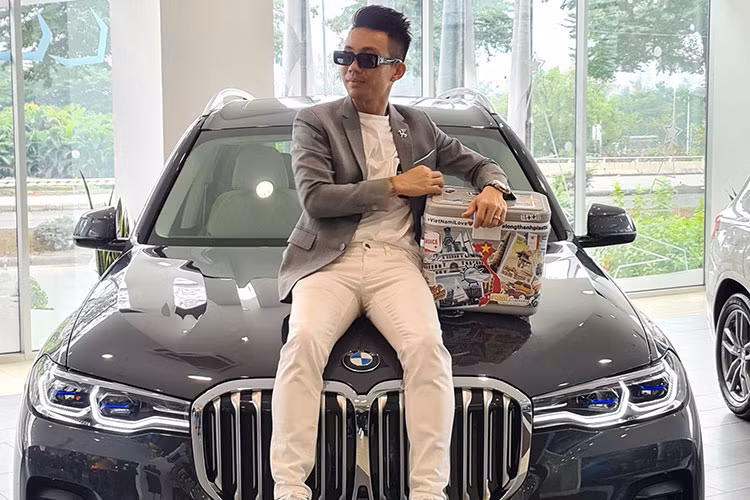 Với ngoại thất bề thế và những đường nét vuông vắn nó tạo nên sự mạnh mẽ cho chiếc SUV hạng sang BMW X7 này, xe được trang bị full options thì đó cũng là một trong những thứ thuyết phục anh chọn X7. Tuy nhiên, điều quyết định làm anh xuống tiền mua xe đó chính là cần số pha lê được trang bị trên X7 mà khi anh đặt hàng ở nước ngoài họ đều từ chối cung cấp option này.