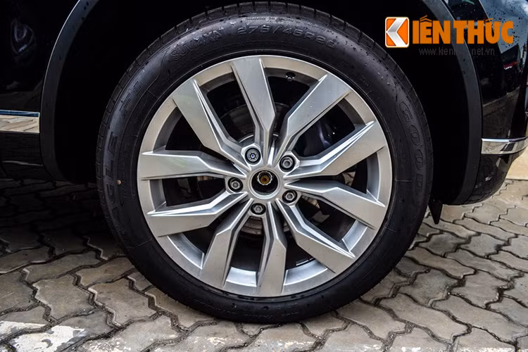 Volkswagen Touareg 2015 sở hữu bộ mâm 5 chấu kép kích cỡ 20 inch khá mạnh mẽ hiện đại. Xe chia sẻ khung gầm với Audi Q7 hay Porsche Cayenne do cùng một công ty mẹ.