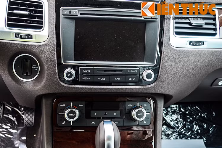 Xe được trang bị àn hình trung tâm đa phương tiện, hệ thống điều chỉnh khoảng cách tự động ADC. Hệ thống sử dụng cảm ứng radar để dự tính khoảng cách với xe phía trước...