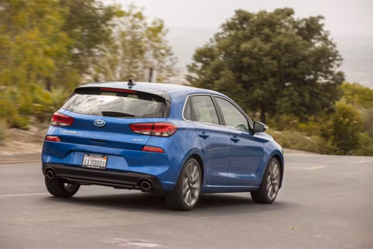 Mẫu Elantra thế hệ thứ 6 ra mắt vào tháng 9/2015 và hiện chưa nhận được sự thay đổi nào, trong khi các đối thủ cạnh tranh đến từ Nhật bản như: Mazda3, Honda Civic, Toyota Corolla Altis liên tục được làm mới.