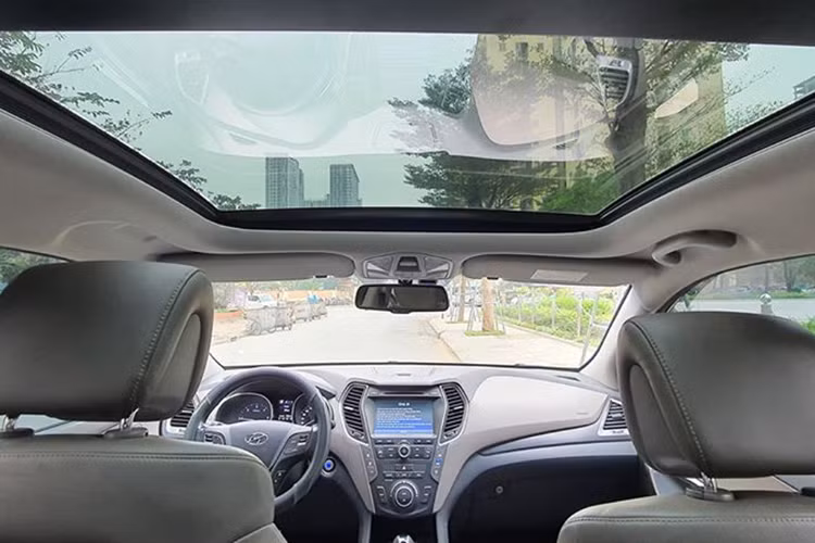 Hệ thống thông tin giải trí trên SUV SantaFe với màn hình DVD 8 inch tích hợp camera lùi cùng bản đồ dẫn đường chính hãng được phát triển dành riêng cho thị trường Việt Nam, hệ thống này cũng có khả năng cập nhật thông qua cổng USB tích hợp ngay sát màn hình và bệ tay.