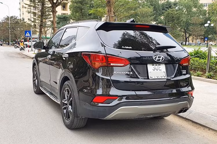 Các trang bị an toàn trên SantaFe thế hệ hiện tại gồm hệ thống chống bó cứng phanh ABS, hỗ trợ phanh khẩn cấp BA, phân bổ lực phanh EBD, kiểm soát lực kéo TCS, chống trượt thân xe VSM,cân bằng điện tử ESC, hỗ trợ khởi hành ngang dốc HAC, hỗ trợ xuống dốc DBC và 6 túi khí trong khoang lái.