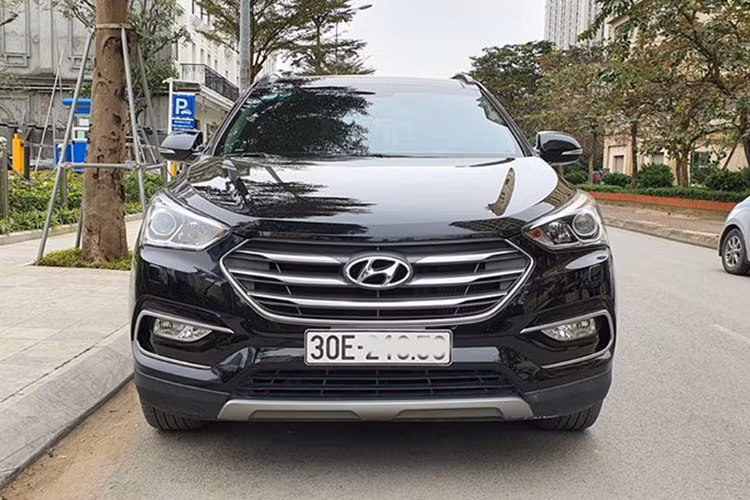 Theo chủ nhân của chiếc xe quảng cáo thì chiếc Hyudnai SantaFe đời 2016 mang biển Hà Nội này đã lăn bánh khoảng 80.000km và còn nguyên bản. Về ngoại hình, xe sở hữu thiết kế theo cảm hứng “Storm Edge” (Biên bão) phần đầu xe với đèn pha xenon projector dạng tròn cùng lưới tản nhiệt hình lục giác đặc trưng mạ chrome hiện đại.