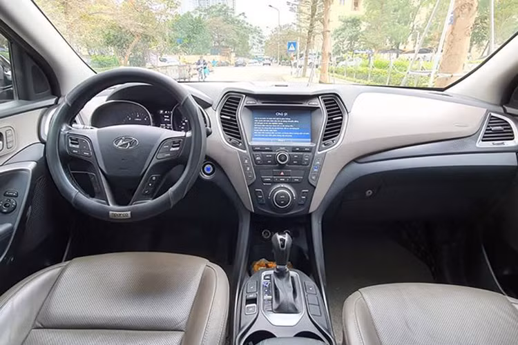 Nội thất của chiếc Hyundai SantaFe 2016 này có không gian rộng rãi được giữ nguyên bản, xe sở hữu vô lăng 3 chấu thể thao. Ngoài ra các nút điều khiển trên xe cũng được bố trí để người lái có thể dễ dàng thao tác.