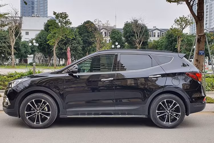 Hiện trên thị trường ôtô cũ, những chiếc Hyundai SantaFe đời 2016 đã qua sử dụng được chào bán khá cao, đắt ngang ngửa xe mới tại các showroom chính hãng. Trong ảnh là một chiếc Hyundai SantaFe 2.2 máy dầu hai cầu sản xuất năm 2016 được chủ nhân chào bán với mức giá tới 980 triệu đồng sau gần bốn năm sử dụng.