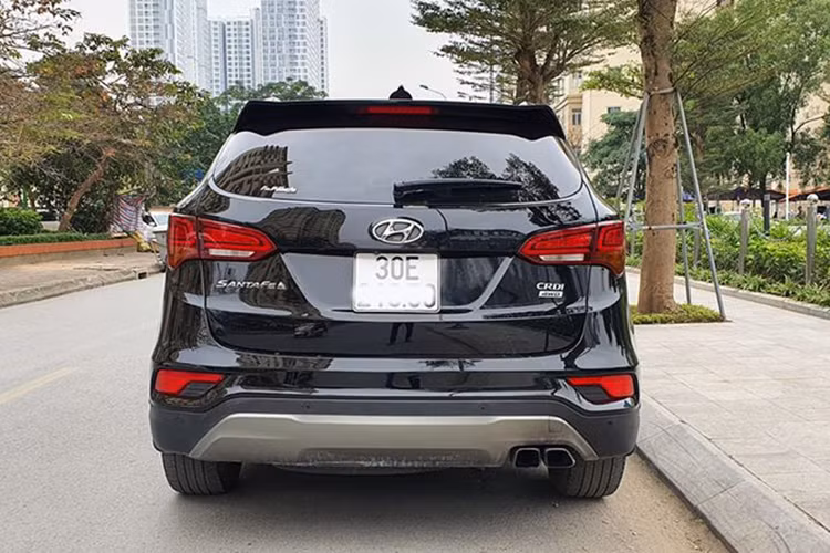 Những điểm khác biệt ở hai bên thân xe khá ít, chỉ bao gồm bộ mâm đúc có thiết kế mới cùng gương chiếu hậu chỉnh điện tích hợp đèn báo rẽ LED. Công nghệ chiếu sáng LED tiếp tục được Hyundai áp dụng cho đèn hậu của xe, khiến SantaFe có vẻ hiện đại hơn. Nằm bên dưới cản sau là cặp ống xả kép với chụp hình tứ giác thể thao.