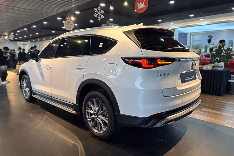 Phiên bản Signature AWD đặc biệt được bổ sung trong lần nâng cấp này mang đến nhiều tùy chọn hơn cho khách hàng doanh nhân với phong cách lịch lãm và khả năng vận hành mạnh mẽ. Xe cũng đi kèm với chính sách bảo hành lên đến 05 năm hoặc 150.000 km giúp người dùng yên tâm hơn khi sử dụng trong thời gian dài.