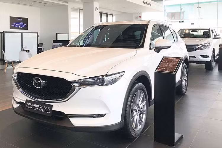 Sau một thời gian vắng bóng, Mazda CX-5 bất ngờ quay trở lại vị trí thứ 6 trong Top 10 xe bán chạy nhất tháng với doanh số 1.017 xe bán ra trong tháng 2/2023, tăng hơn 600 xe so với tháng trước. Cộng dồn doanh số 2 tháng đầu năm 2023 mẫu xe này bán được 1.433 xe. Mazda CX-5 hiện có tới 7 phiên bản lắp ráp trong nước.