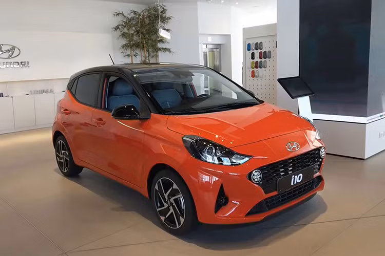 Hyundai Grand i10 có tháng thứ 2 liên tiếp nằm trong top 10 xe bán chạy nhất trong năm 2023. Tháng 2 vừa qua, mẫu xe cỡ A này bán ra 949 xe, tăng gần 300 xe so với tháng trước đó. Hiện Hyundai Grand i10 được bán ở Việt Nam với 6 phiên bản, bao gồm cả kiểu dáng hatchback và sedan.
