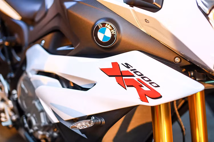 S1000XR cũng được trang bị quây gió half-fairing ở hai bên thân xe, mặc dù không có thiết kế "mang cá mập" như S1000XR nhưng có vẻ không "hầm hố" bằng. Về cơ bản, có thể coi S1000XR là phiên bản Adventure của S1000RR, do 2 chiếc xe này chia sẻ rất nhiều chi tiết. Thậm chí, BMW còn cố gắng quảng cáo S1000XR là một mẫu sport adventure.