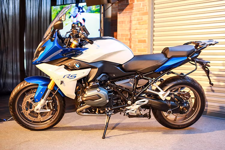 Trong khi đó, với gói Touring, người dùng sẽ có thêm tay nắm sưởi, GPS, chân chống giữa và thùng đựng đồ phía sau xe. Ngoài ra, khi mua BMW S1000XR phiên bản 2017 mới này, người dùng tại một số thị trường Châu Á cũng sẽ được hỗ trợ chế độ bảo hành 2 năm, không giới hạn số km. 