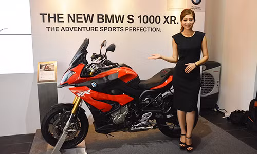 Tại thị trường Malaysia, mẫu xe môtô BMW S1000XR phiên bản 2017 sẽ có mức giá từ 106.000 RM (tương đương 570 triệu đồng). Tại thị trường Việt Nam, S1000XR phiên bản cũ hiện vẫn đang được phân phối chính hãng tại BMW Motorrad Việt Nam với mức giá khoảng 660 triệu đồng.