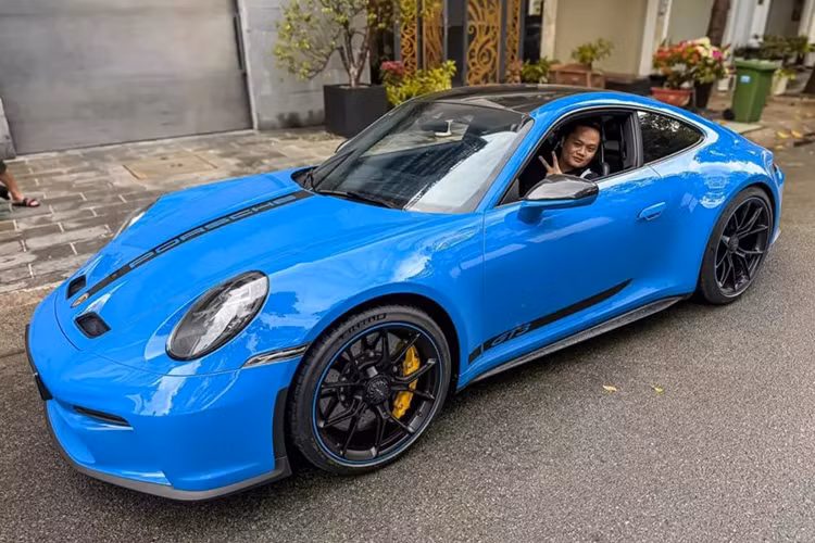 Sau 1 thời gian sở hữu của Cường Đô la bán Porsche 911 GT3 hàng hiếm cho 1 thương lái. Và sau nhiều tháng rao bán không có ai mua, chiếc siêu xe đua đường phố Porsche 911 GT3 này đã tìm thấy bến đỗ mới cho cuộc đời của mình. 