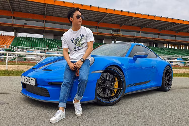 Vào năm 2022, doanh nhân Nguyễn Quốc Cường hay còn gọi là Cường Đô la tậu Porsche 911 GT3 thế hệ mới nhất lúc bấy giờ, là bản 992. Sau khi mua xe được khoảng 3 tháng, anh đã nâng cấp thêm gói độ Touring có giá khoảng 500 triệu đồng, nhằm lược bỏ cánh gió cỡ lớn ở phía sau đuôi và thay nắp động cơ mới có logo GT3 Touring.