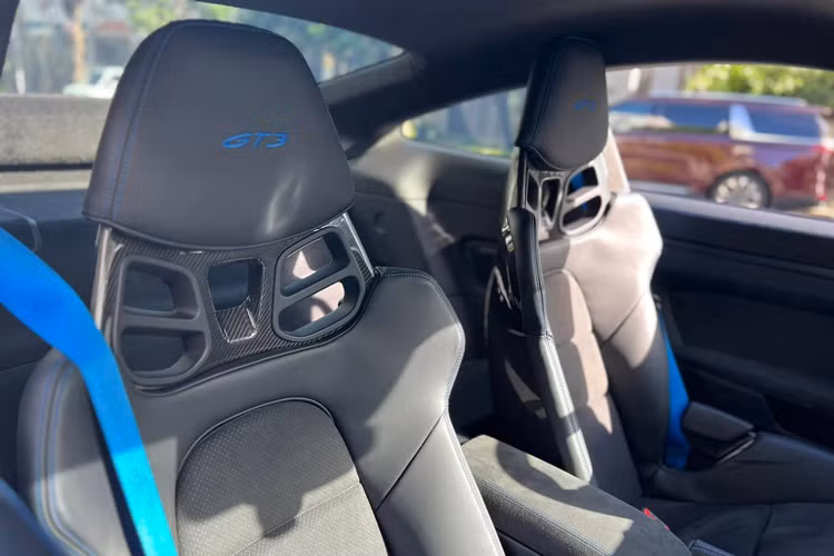Porsche 911 GT3 2022 được ra đời với sự hỗ trợ của bộ phận xe đua nên xe được trang bị động cơ 6 xi-lanh hút khí tự nhiên, dung tích 4.0 lít, sản sinh công suất tối đa 503 mã lực tại vòng tua máy 8.400 vòng/phút và mô-men xoắn cực đại 470 Nm tại tua máy 6.100 vòng/phút.